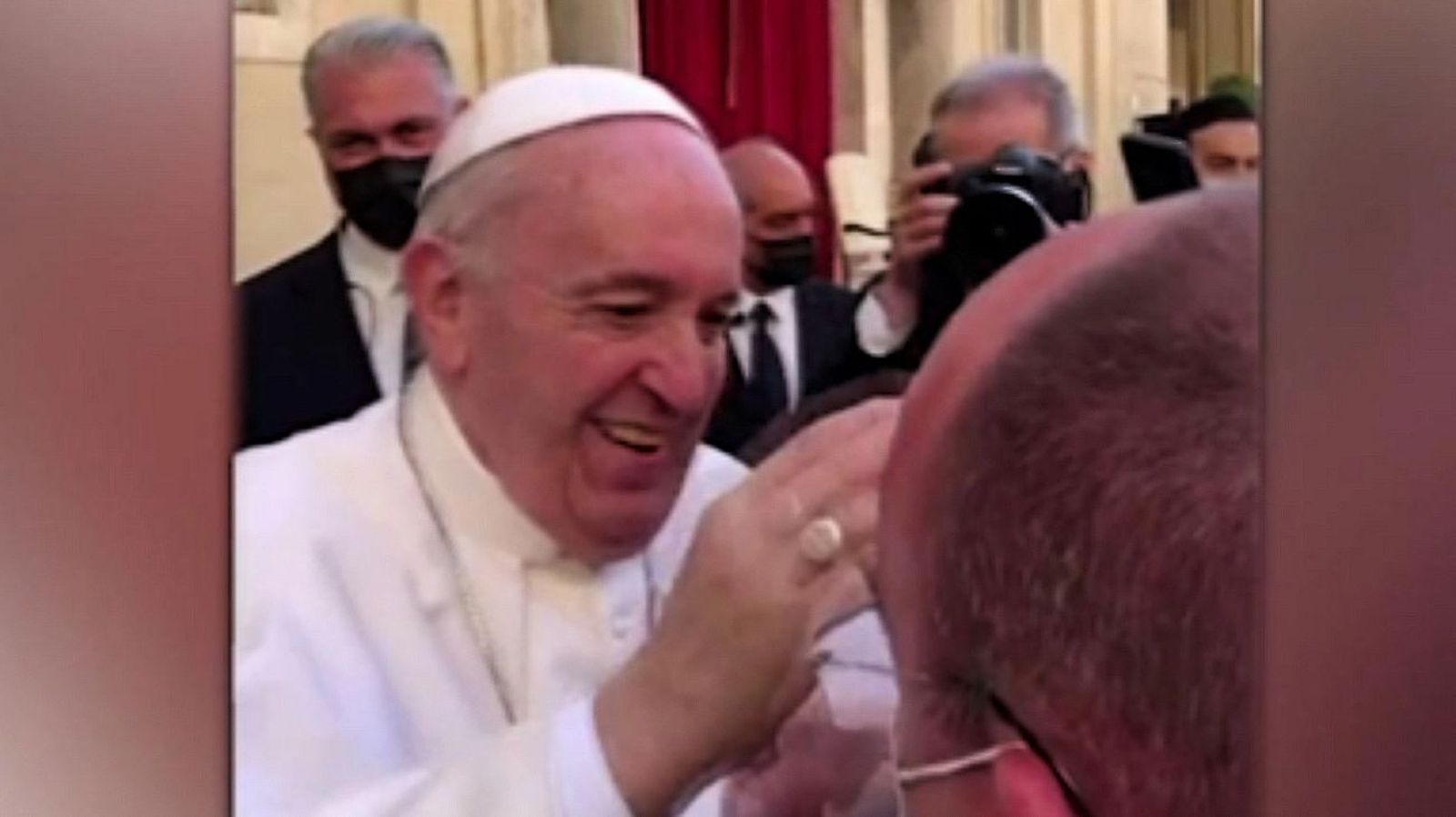 El papa saluda al sacerdote Joao Paulo Souto.