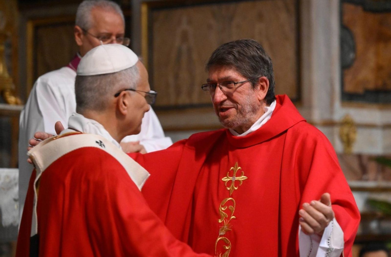 El P. Moral saluda a León XIV al concluir la misa de inicio del capítulo general