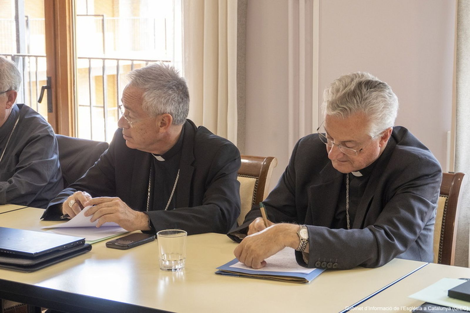 El arzobispo Vives toma notas en una reunión de la Tarraconense