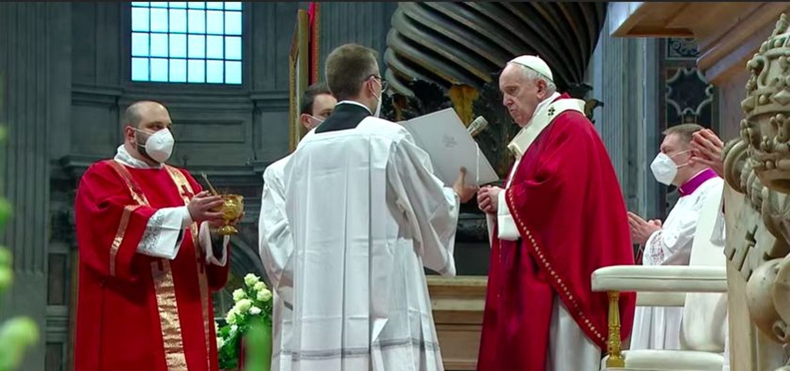 Francisco bendice el agua