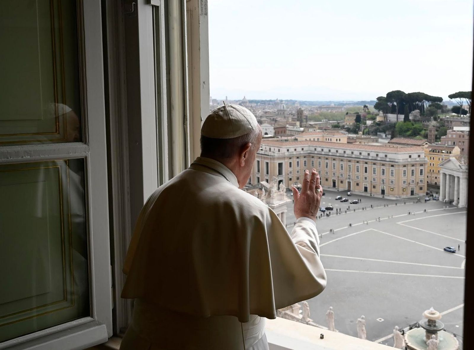 El Papa bendice una plaza vacía