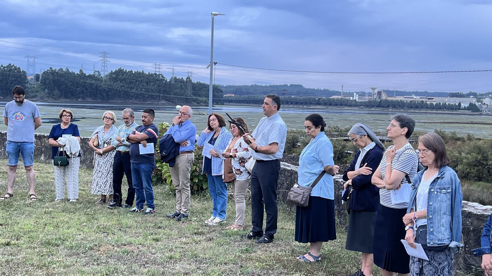 Cadiñanos preside con varios fieles una oración con motivo del tiempo de la creación