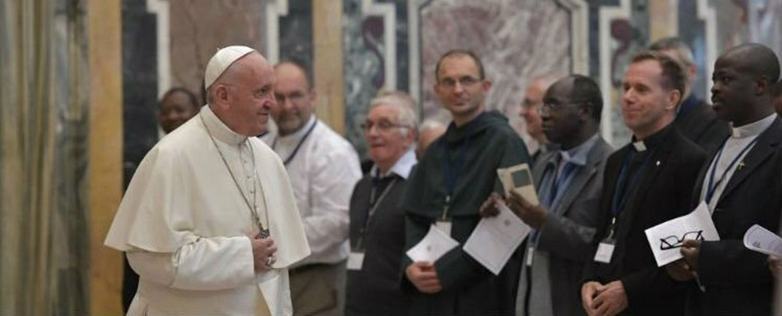El Papa recuerda a los sacerdotes que "no hemos sido consagrados para ser super héroes"