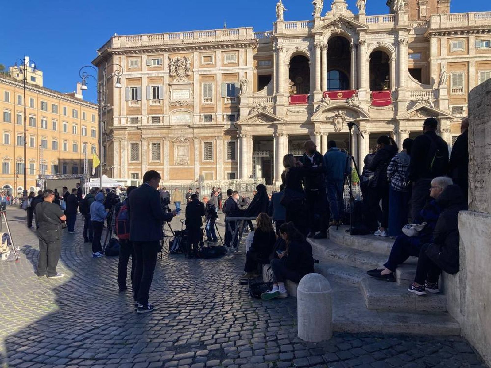 Periodistas apostados frente a Santa Maria la Mayor, estes sábado por la mañana.