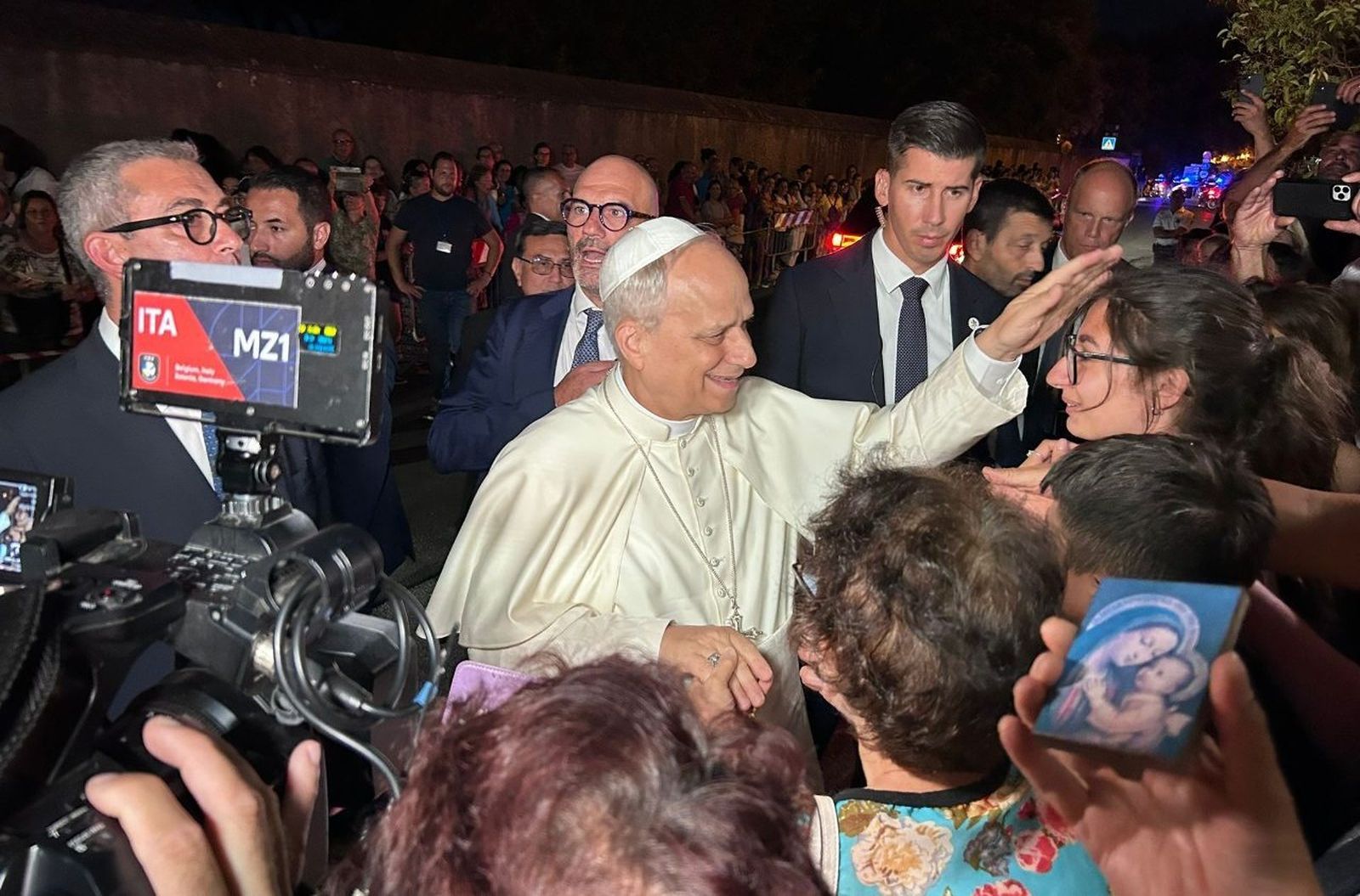 León XIV bendice a unos fieles en Castel Gandolfo, antes de regresar a Roma