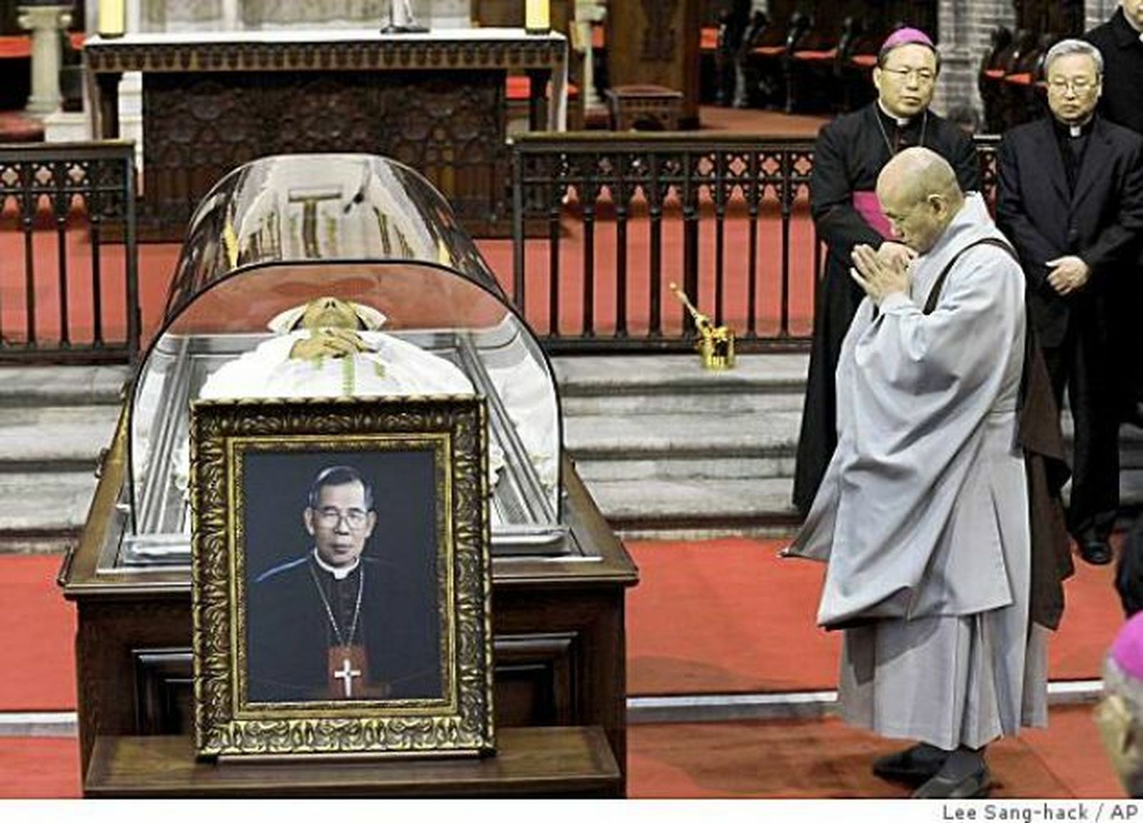 Entierro edel cardenal Kim