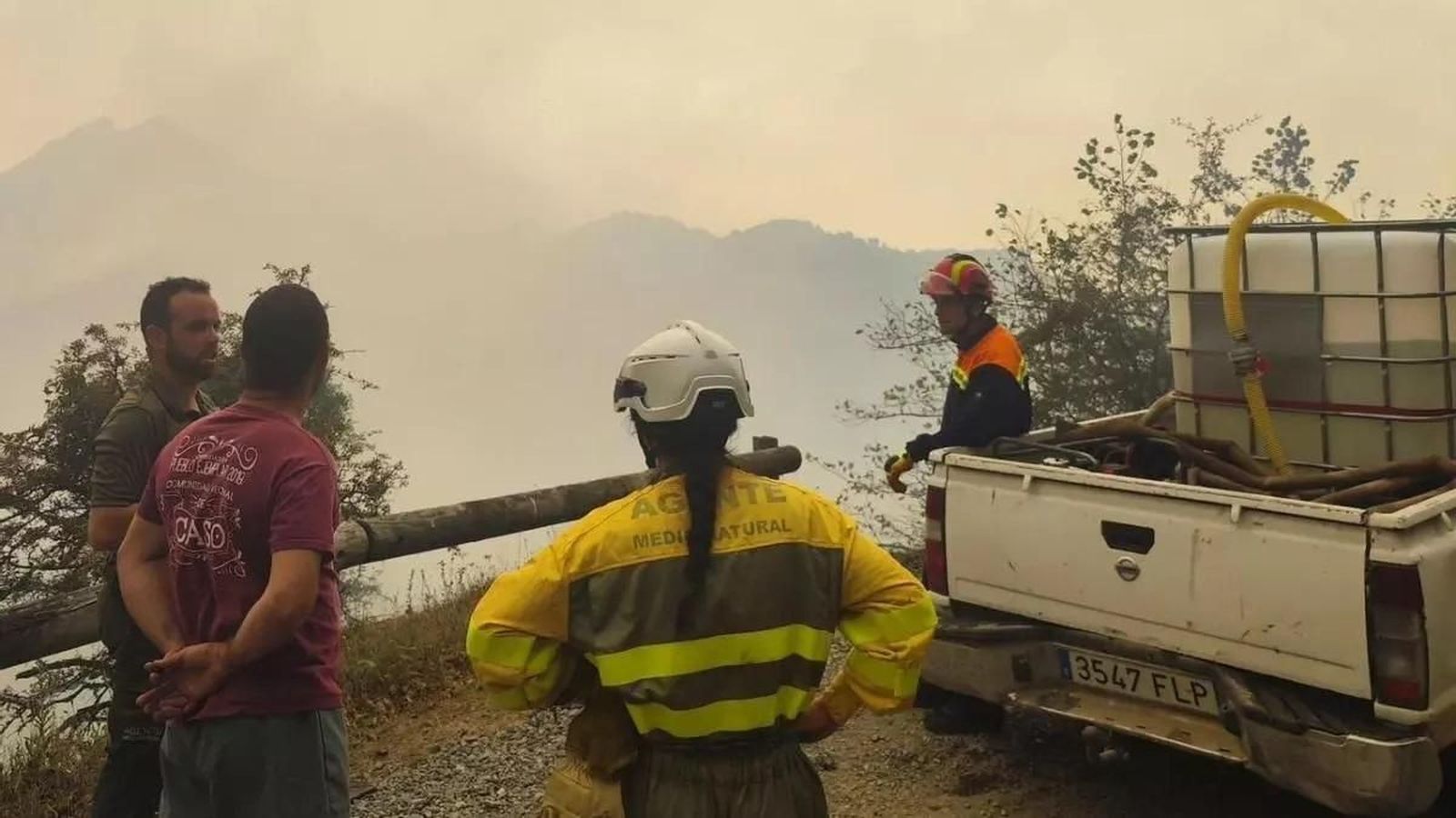 Fuego en la pista de acceso a Brañagallones