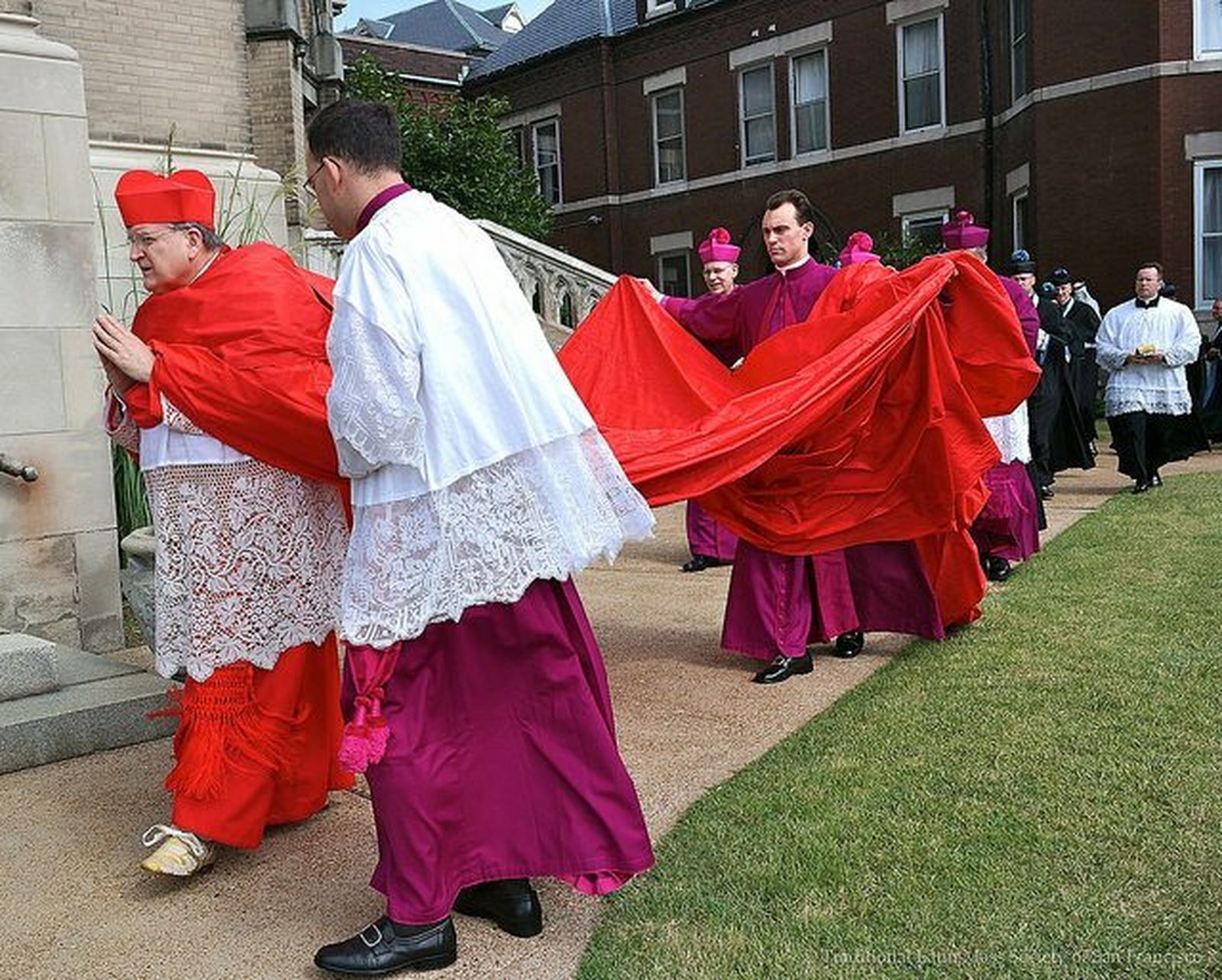 El cardenal Raymond Burke