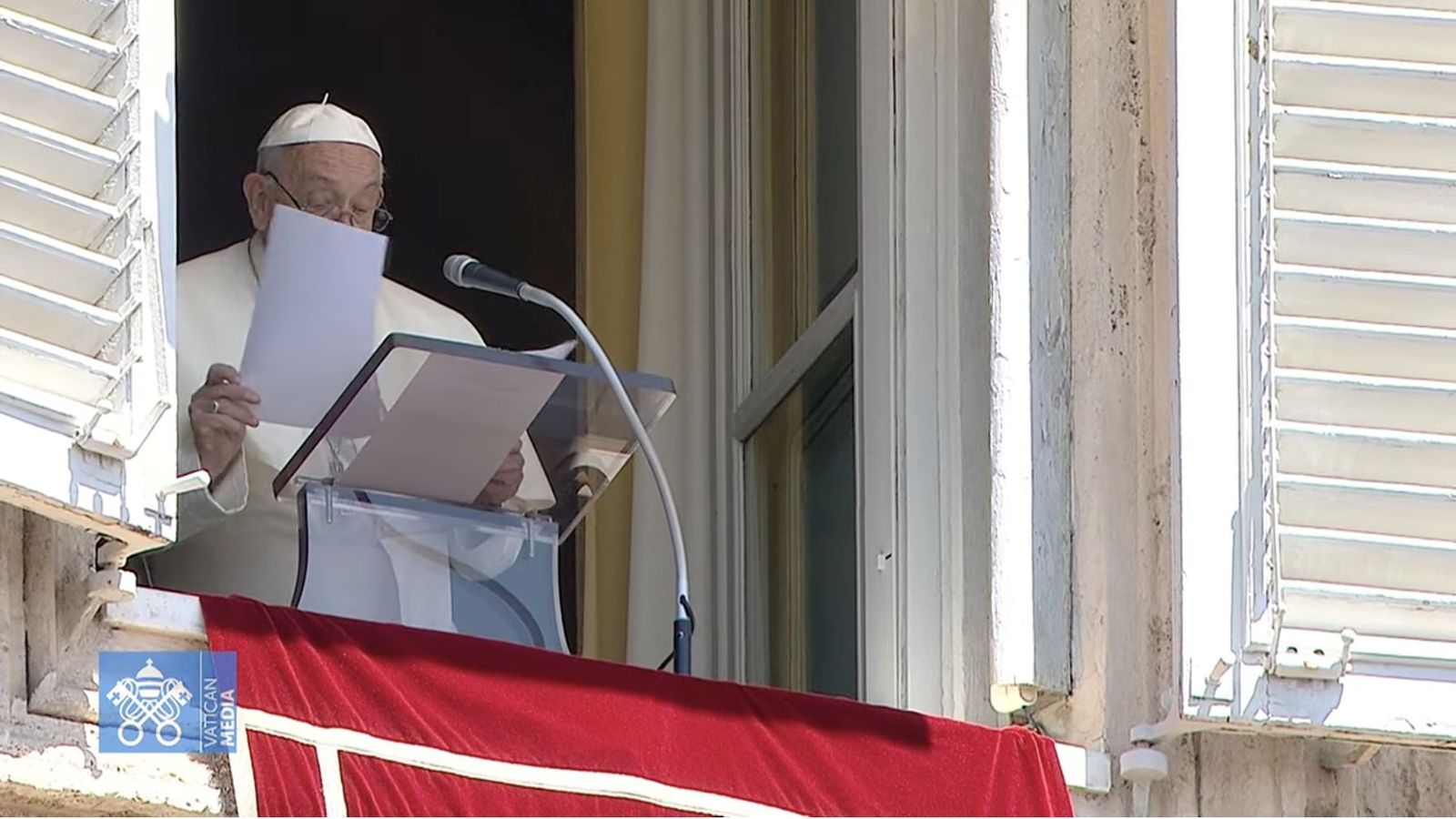 Francisco lee la glosa del evangelio dominical