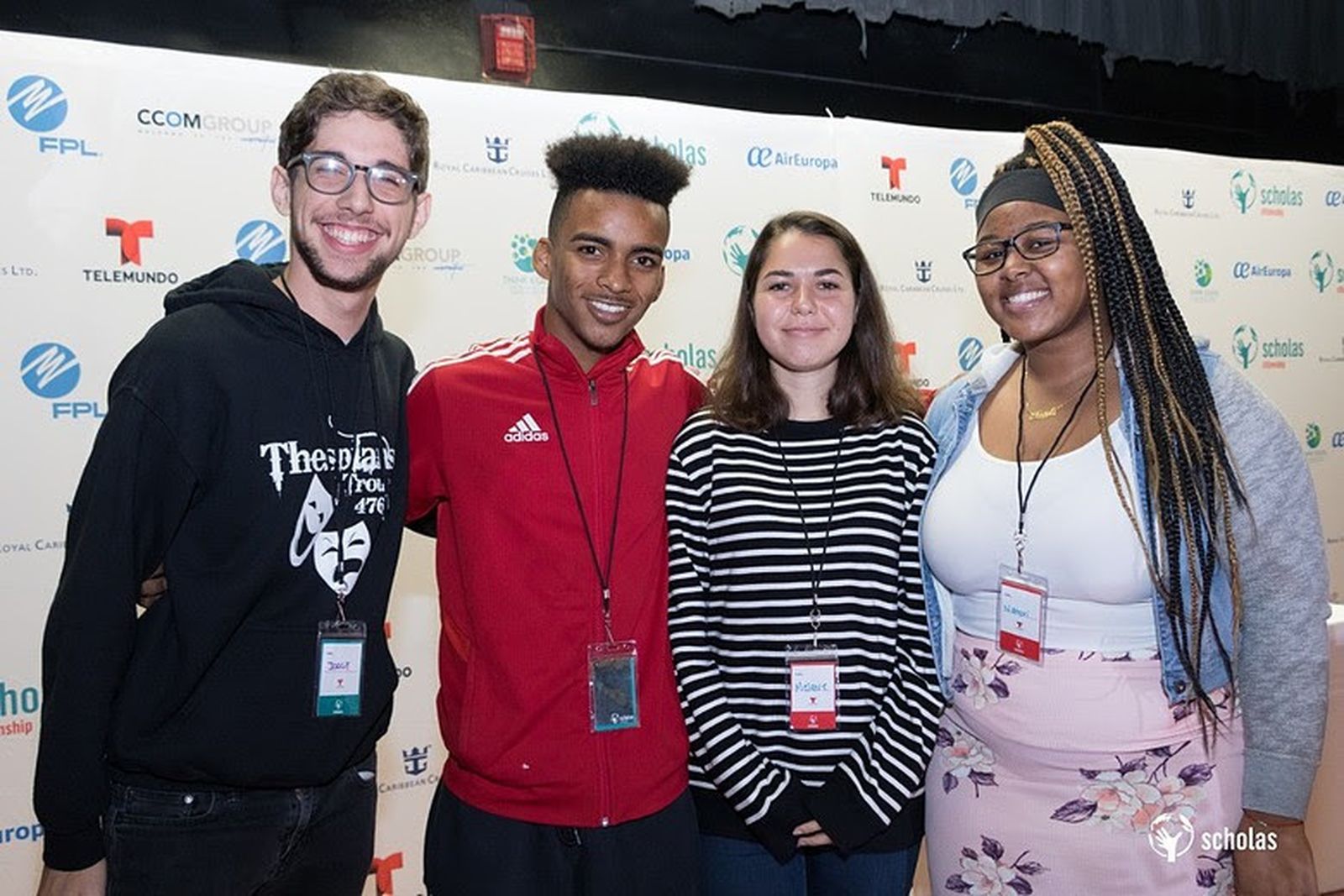 orge, Alvin, Meredith y Notory, estudiantes de diversas escuelas públicas trabajando juntos durante una semana en el Programa Scholas Ciudadanía