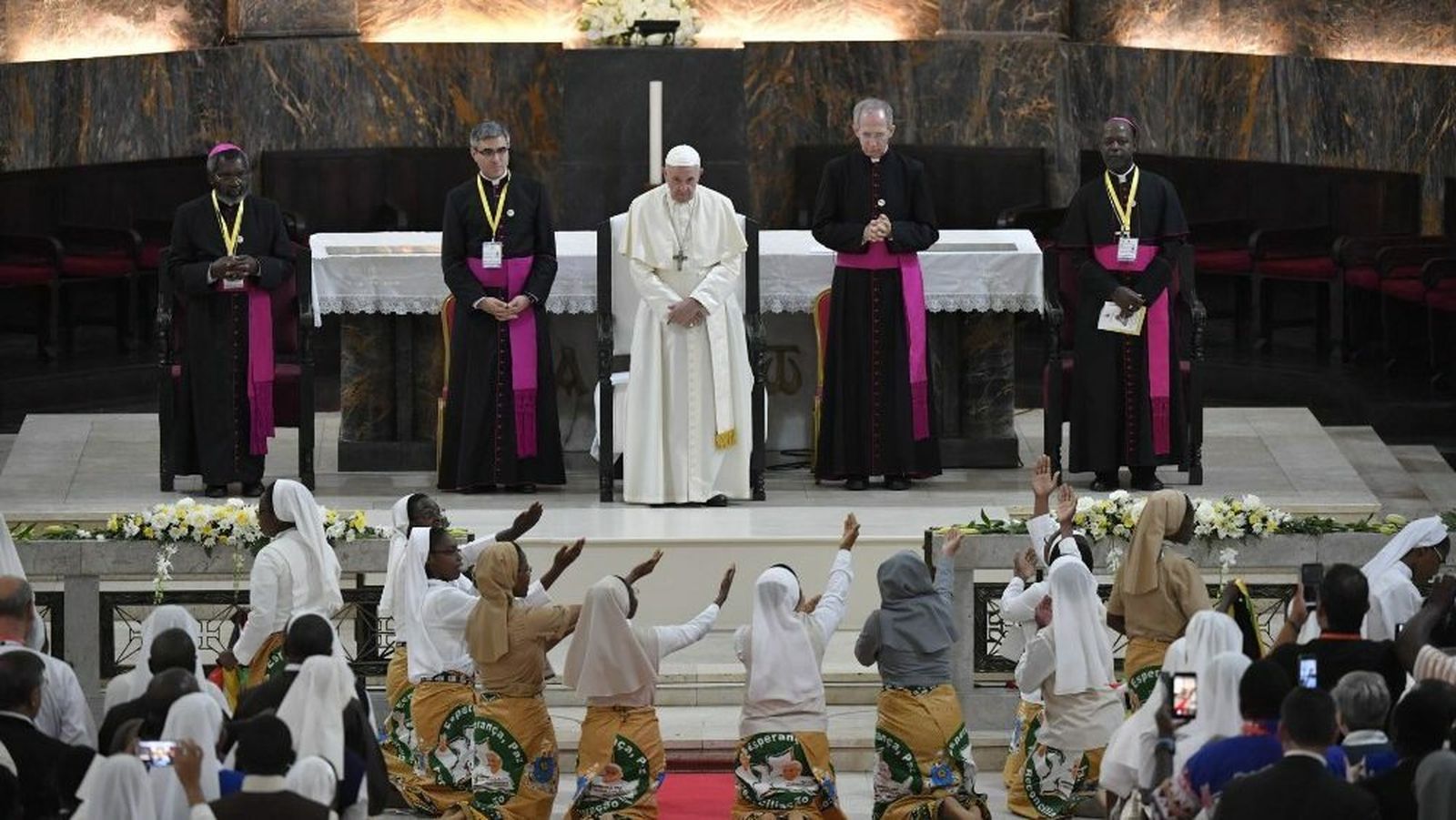 El Papa, con los consagrados en la catedral de Maputo