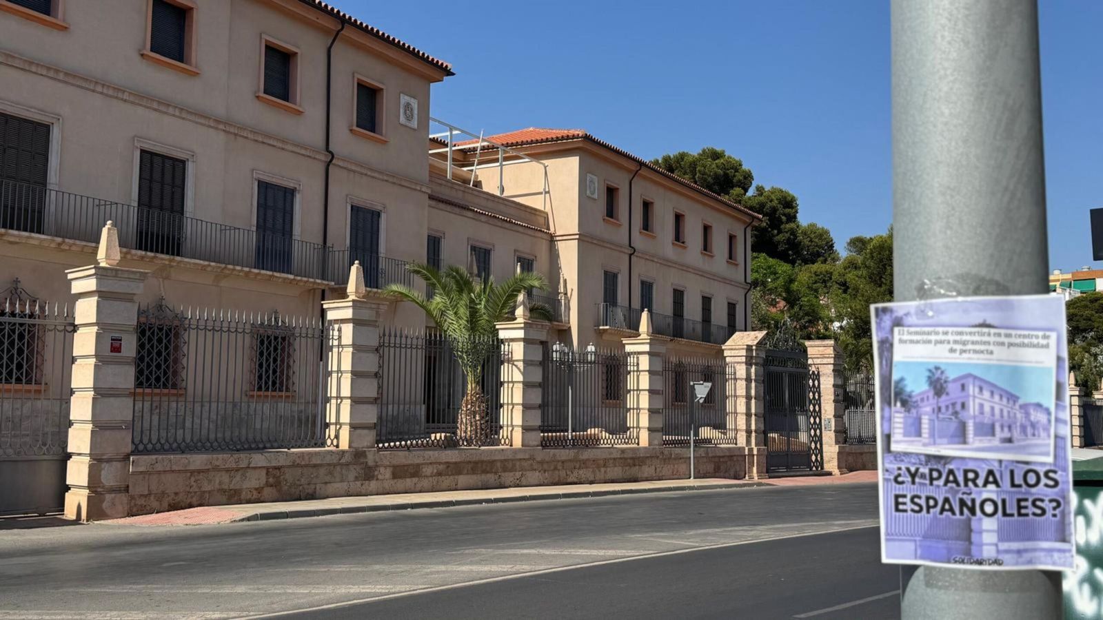Protesta de VOX ante el seminario de Almería