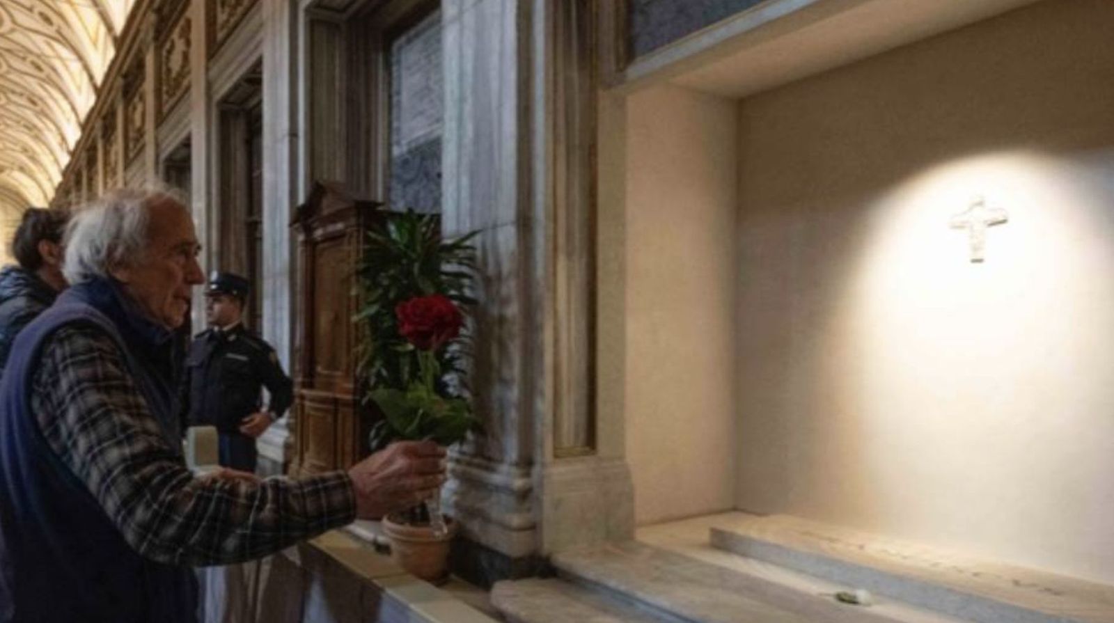 Flores para la tumba de Francisco