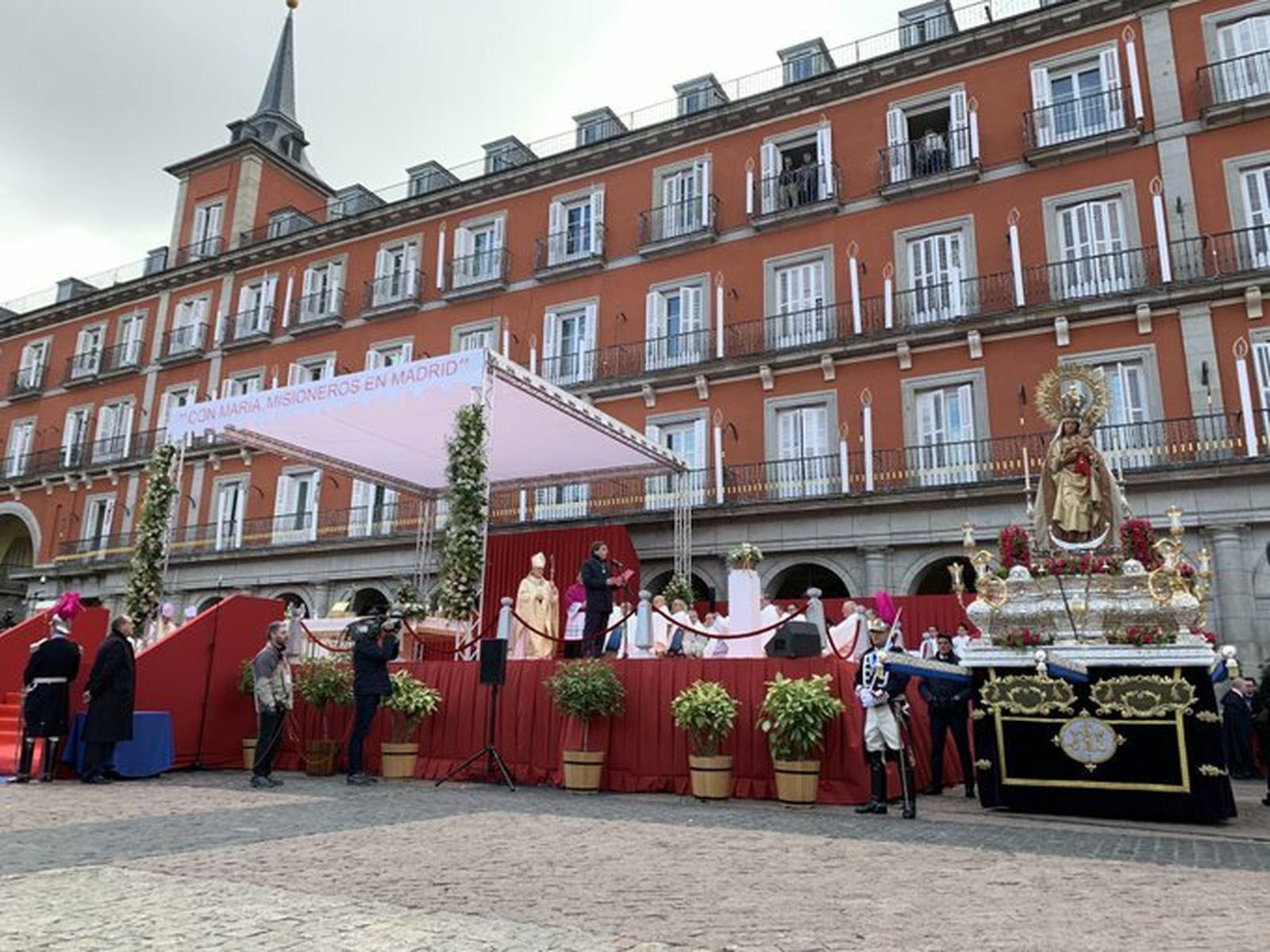 Osoro, junto a Martínez Almeida, ante la Virgen de la Almudena