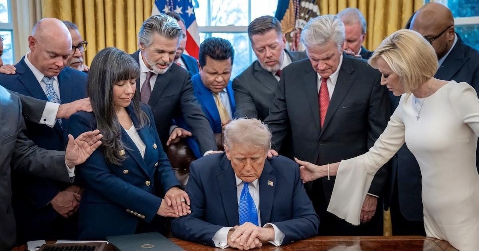 Miembros de la administración Trump rezan por el presidente