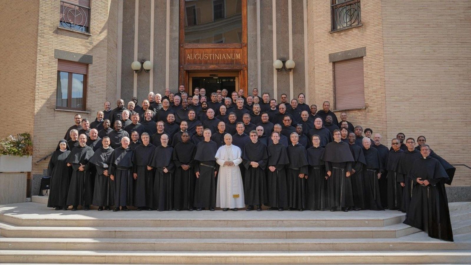 León XIV con los participantes en el 188º Capítulo General de la Orden de San Agustín