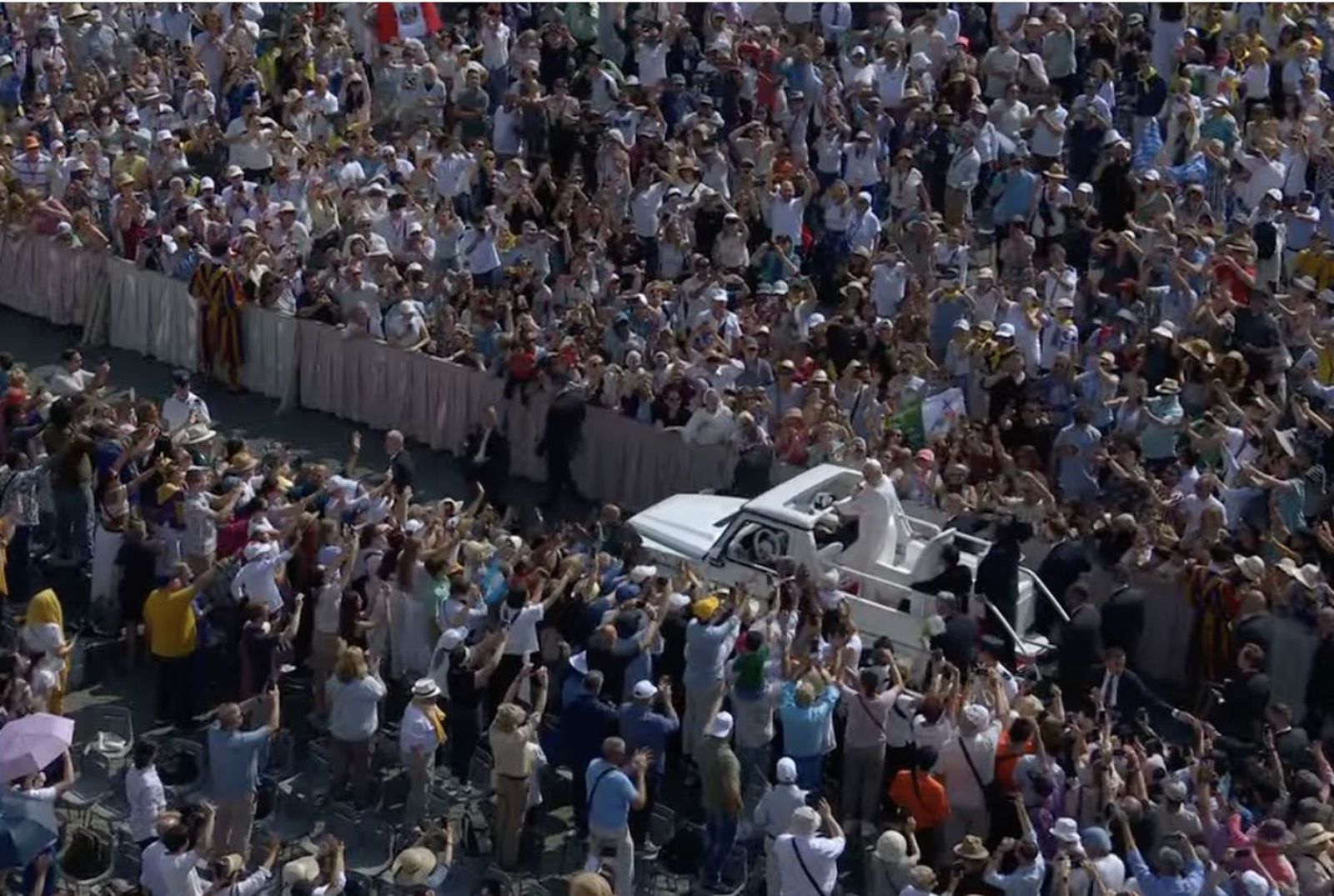 León XIV en la vuelta a la plaza en el papamóvil
