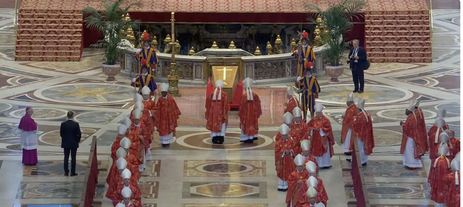 Los cardenales despiden a Francisco