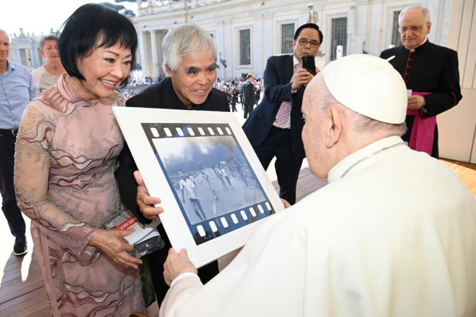 El Papa saludó a la mujer vietnamita de la "niña Napalm", la conmovedora foto de 1972