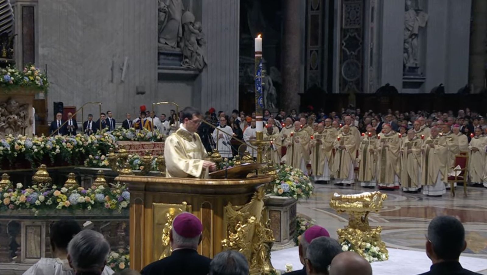 El cirio pascual en la basílica