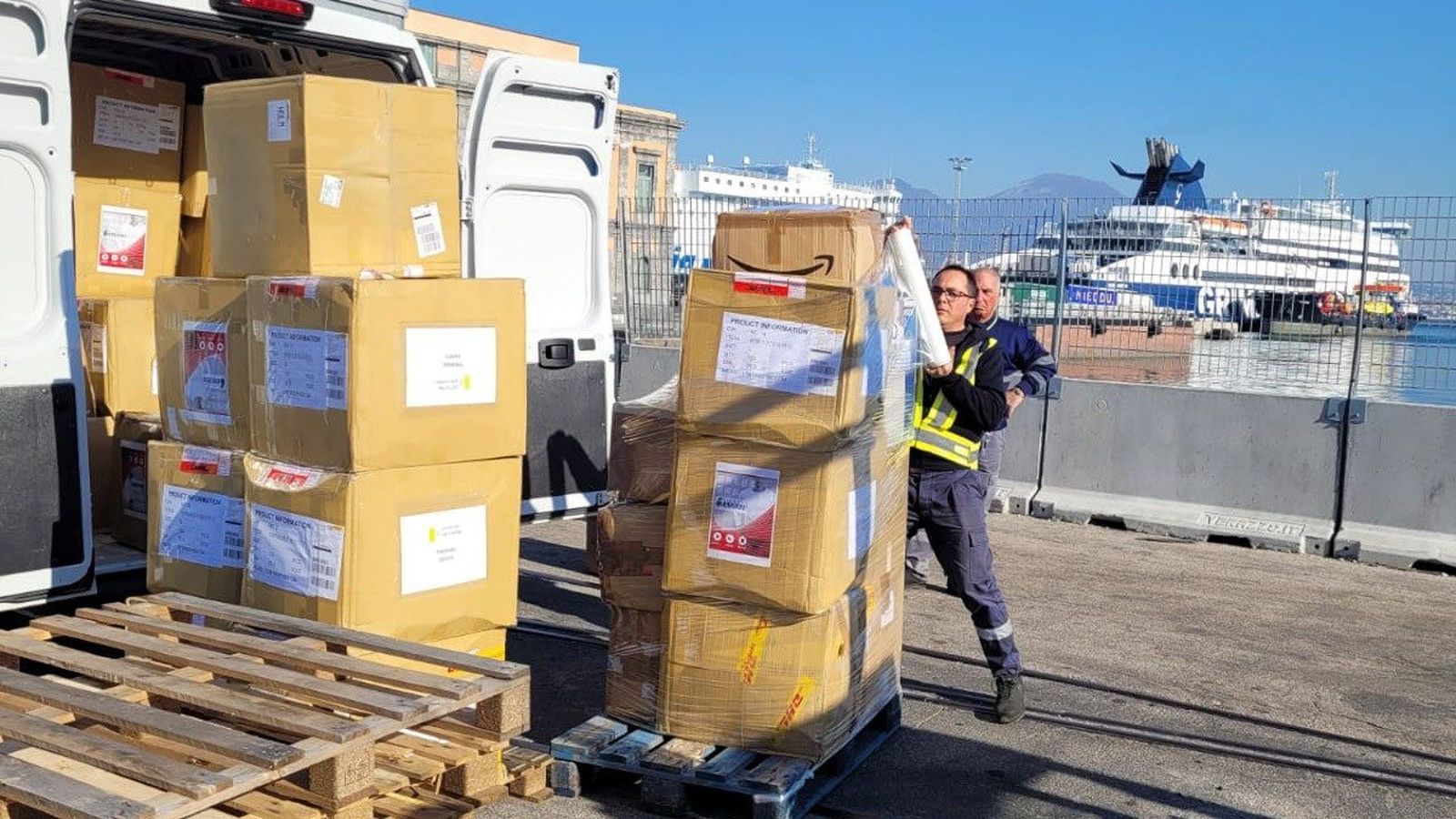 Las prendas térmica enviadas por Francisco a los afectados por el terremoto de Siria y Turquía