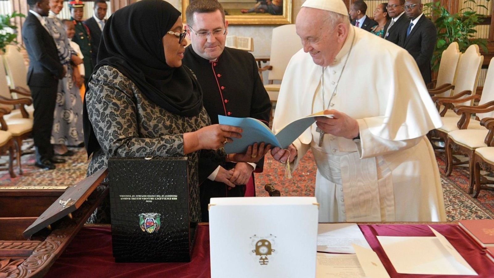 El Papa, con la presidenta de Tanzania