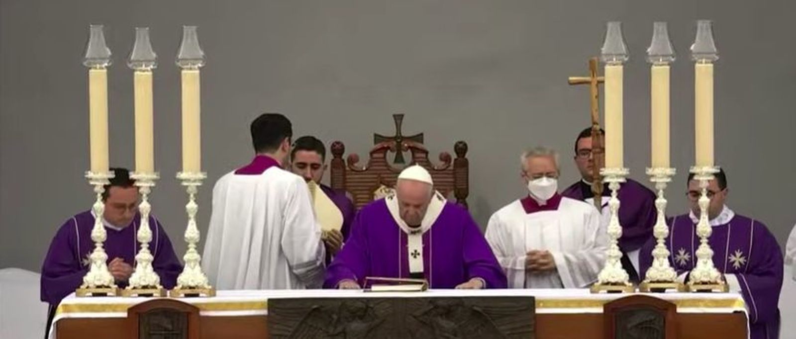 El Papa besa el altar