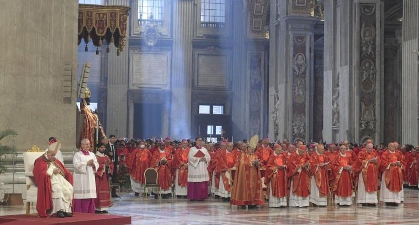 El Papa, delante de la estatua de Pedro, en la misa de entrega de los palios
