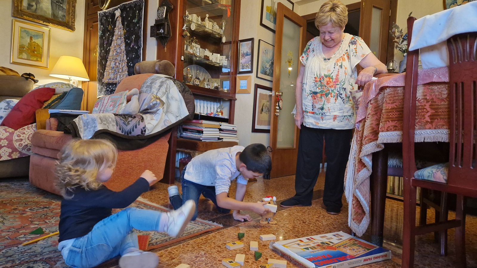 Olga Xirinacs, con sus nietos