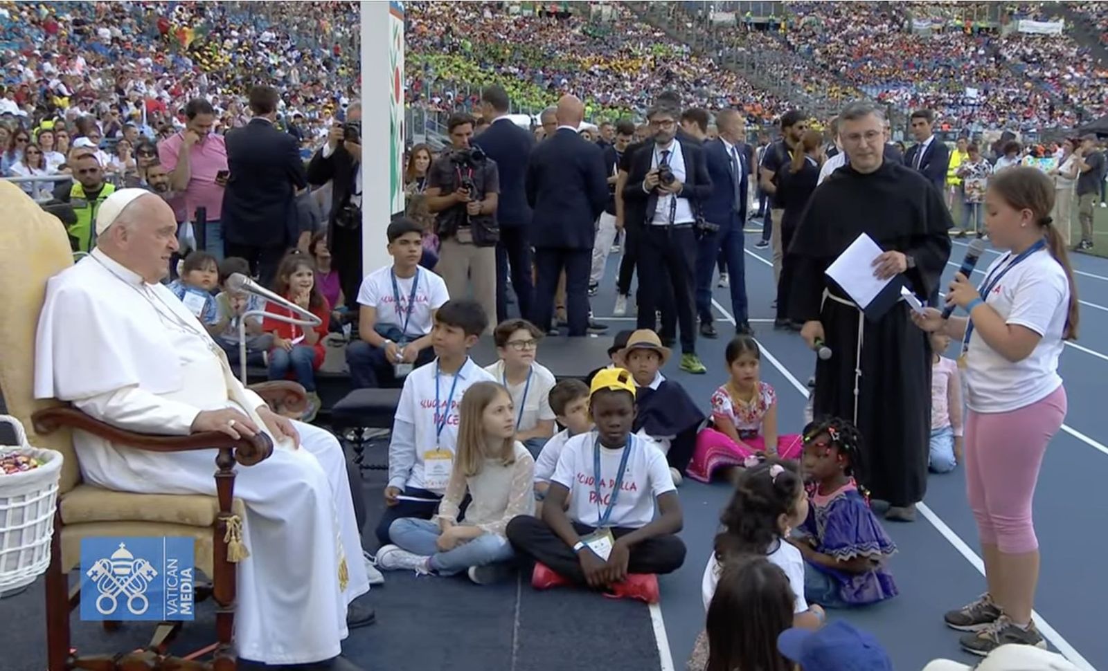 Una niña hace una pregunta al Papa