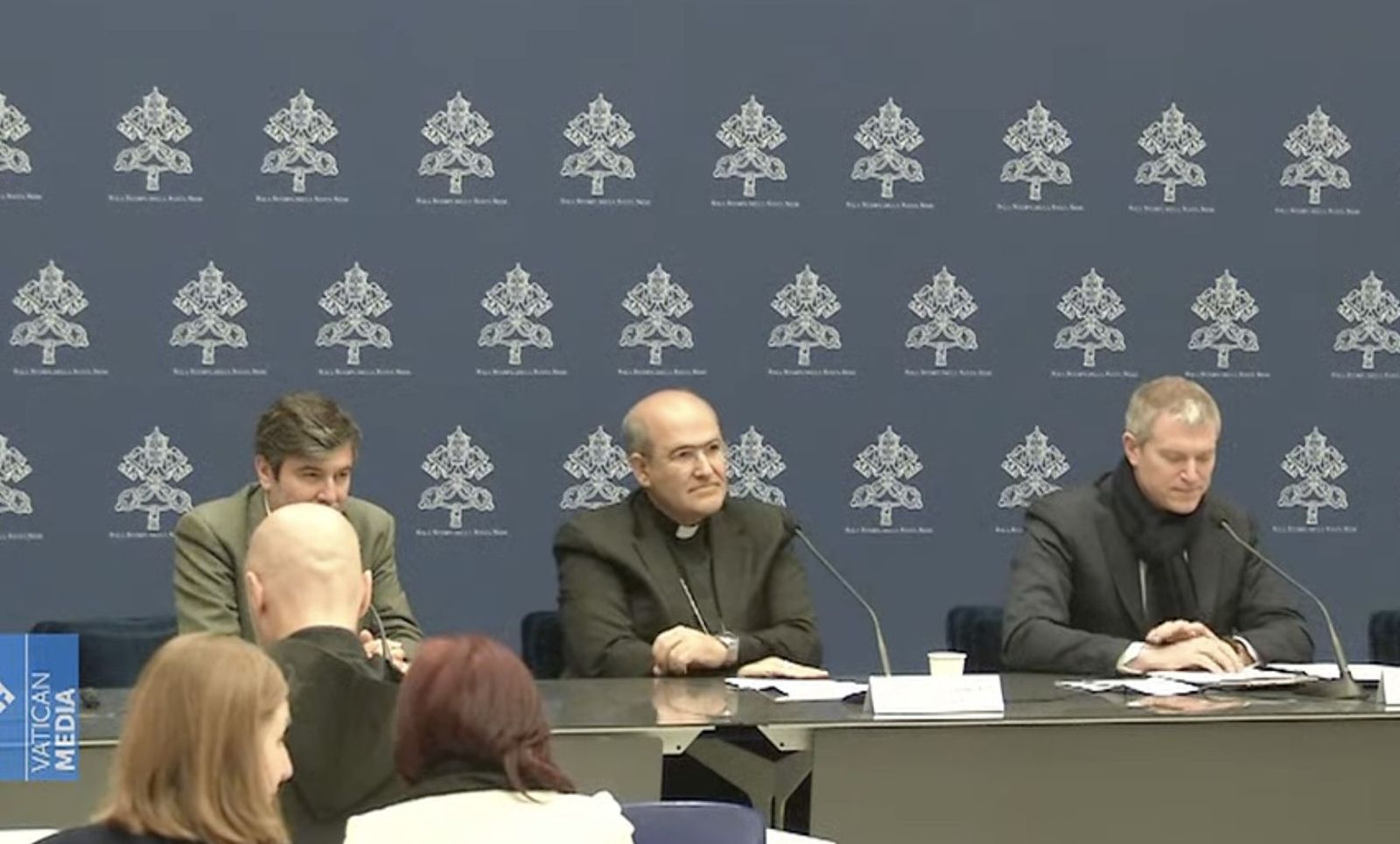 Cardenal Tolentino, en medio