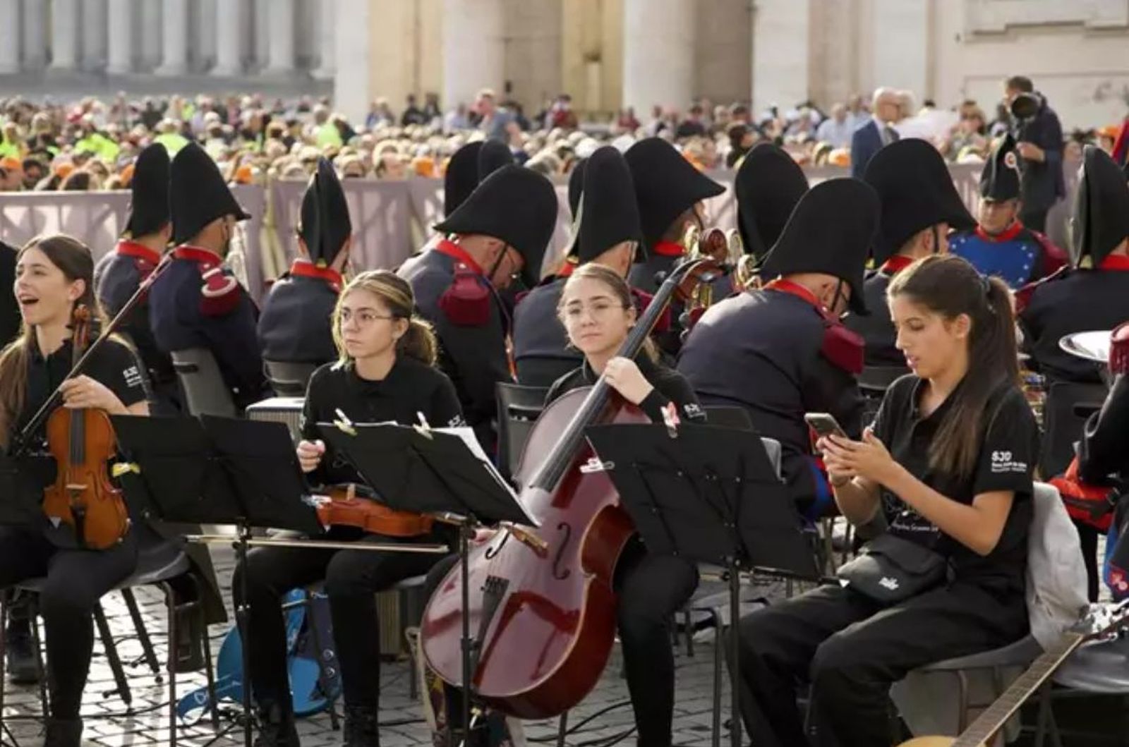 Concierto de la orquesta en la plaza San Pedro de la Ciudad del Vaticano
