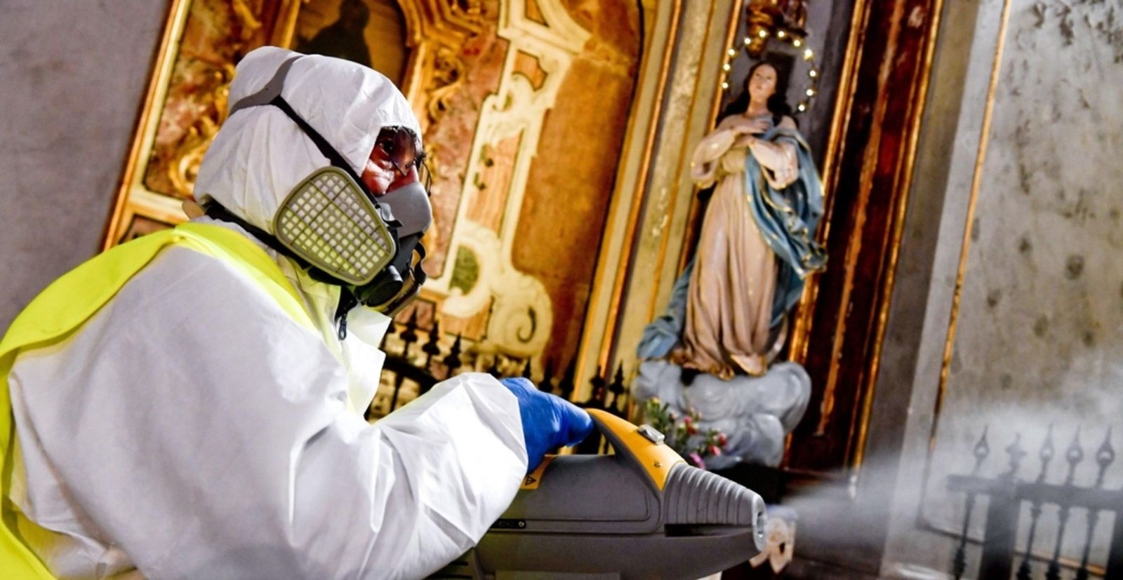 Operarios fumigan un templo católico en Italia