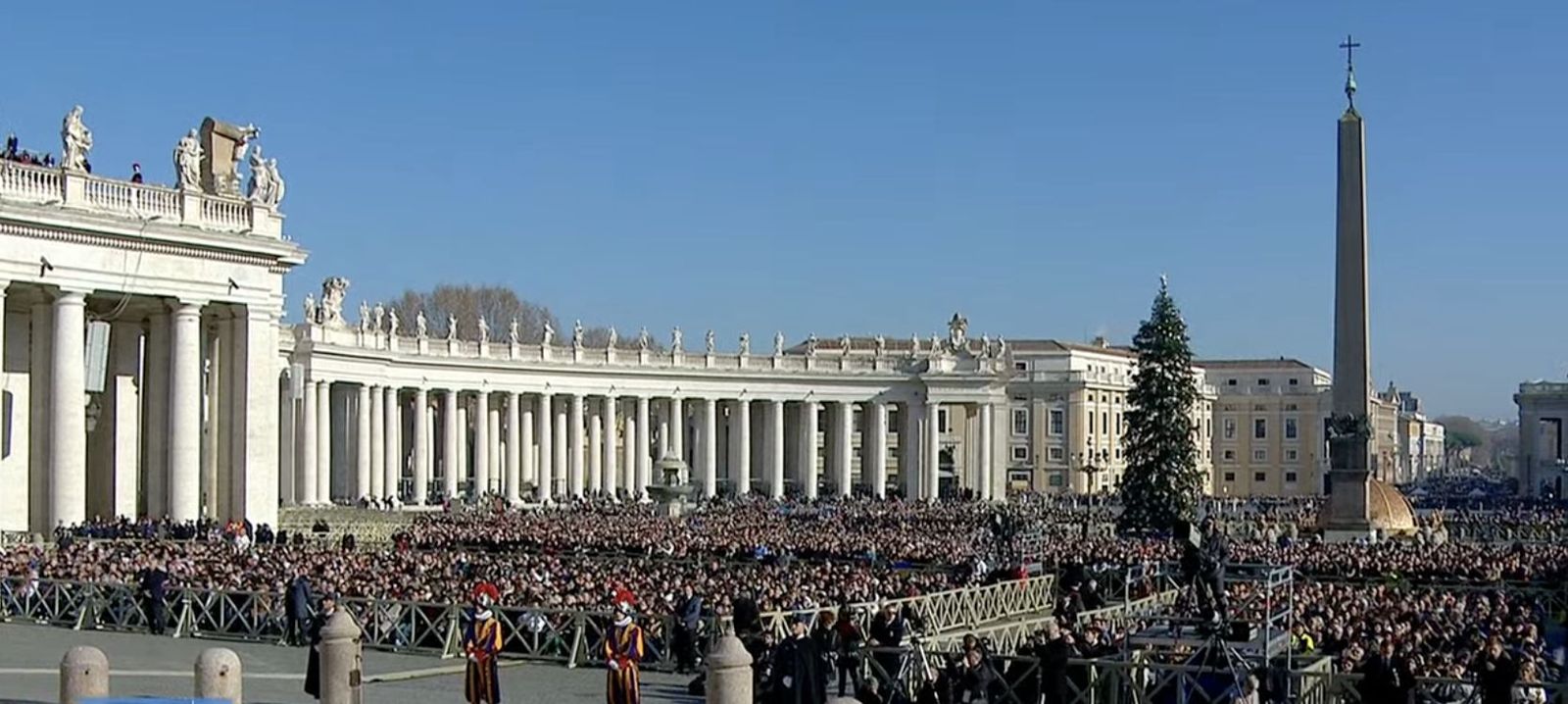 Miles de fieles escuchan al Papa
