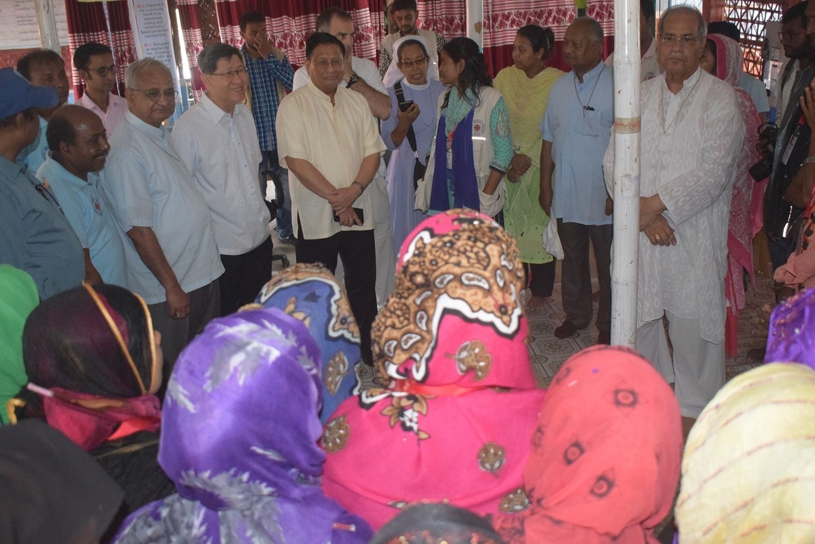 Los cardenales Tagle y Bo visitaron los campos de refugiados rohingyá