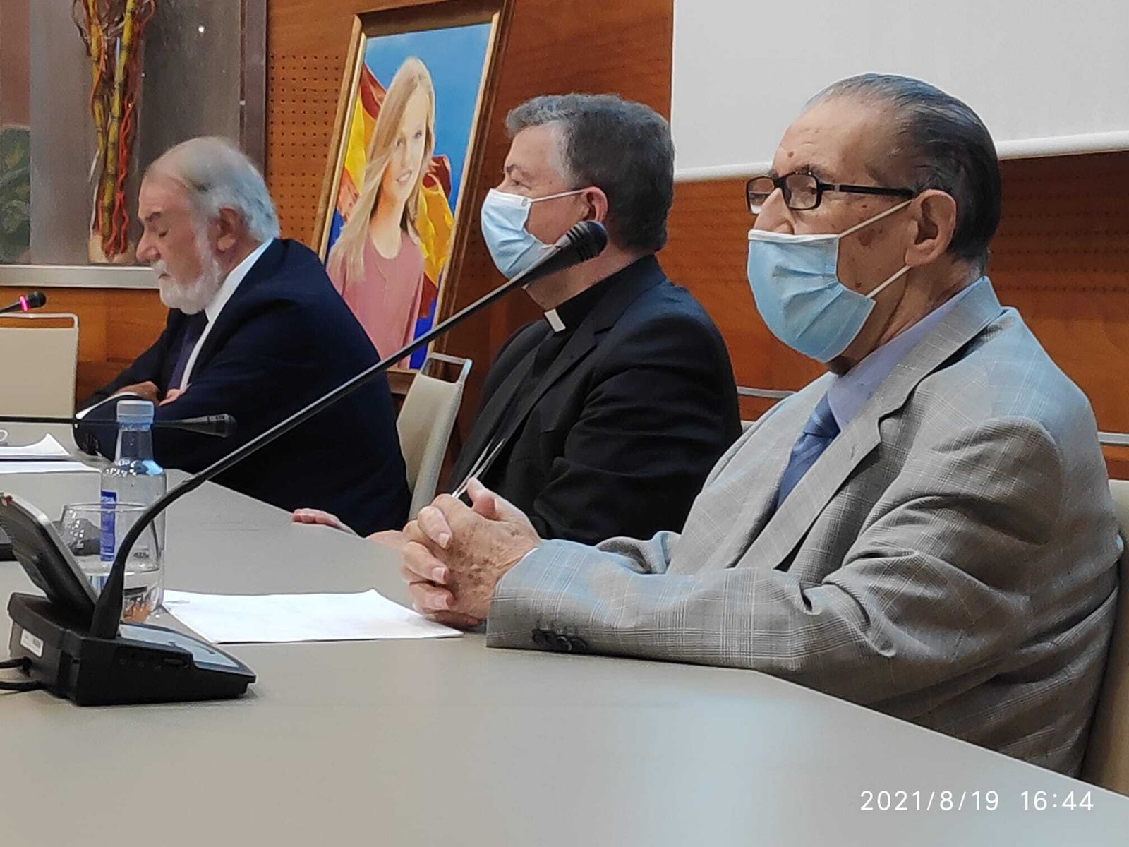 Mayor Oreja y Juan Velarde, junto a Martínez Camino