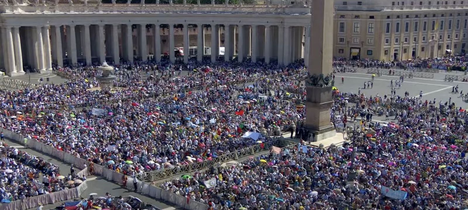 Una multitud en la plaza de san Pedro