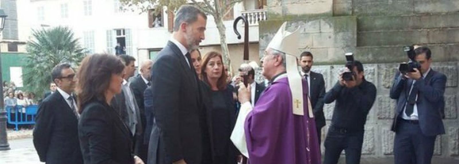 Los Reyes acuden al funeral en Manacor, presidido por el obispo de Mallorca