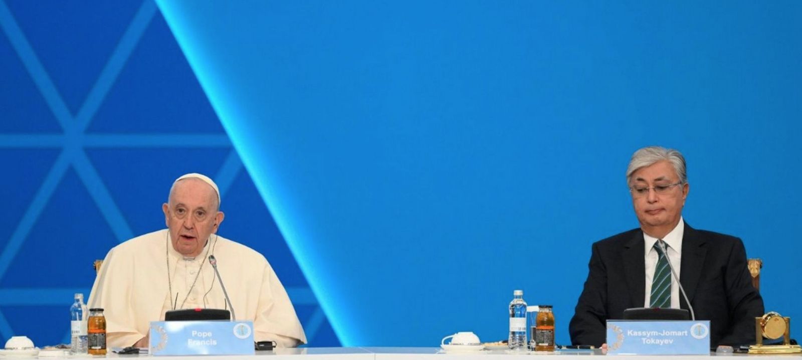 Papa Francisco y  el presidente de Kazajstán, Kasim-Yomart Tokáyev, en VII Congreso de Líderes de las religiones mundiales