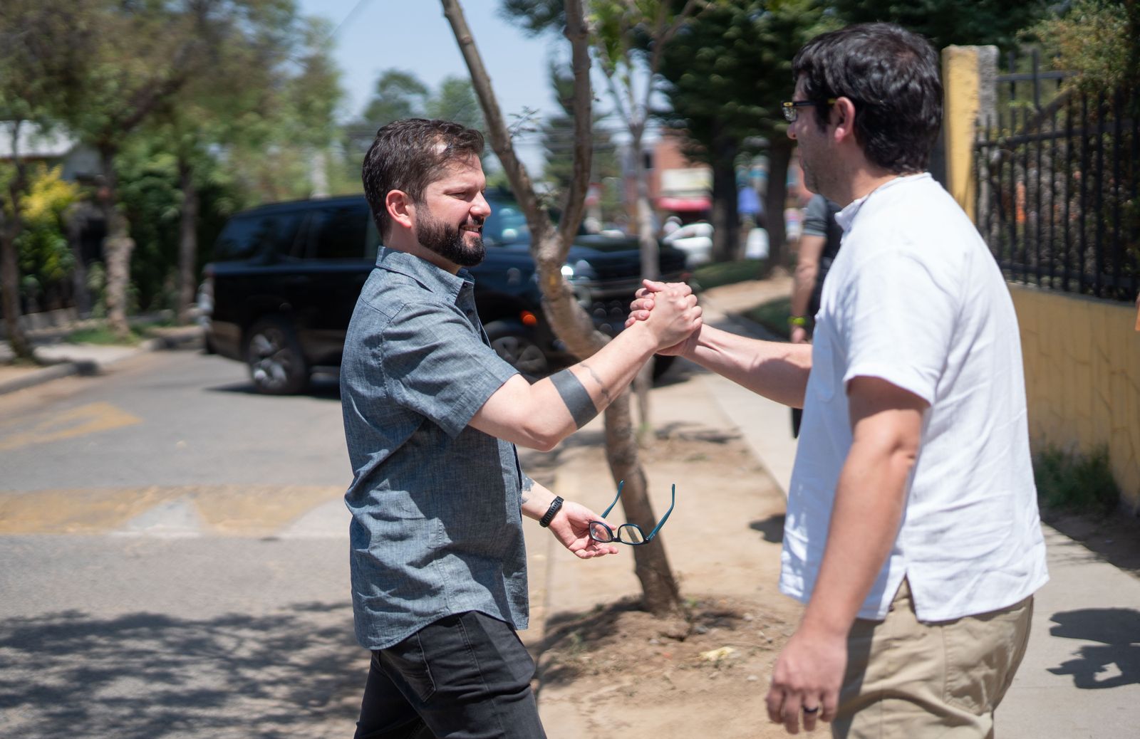 Presidente Gabriel Boric es saludado por el capellán Nicolás Viel
