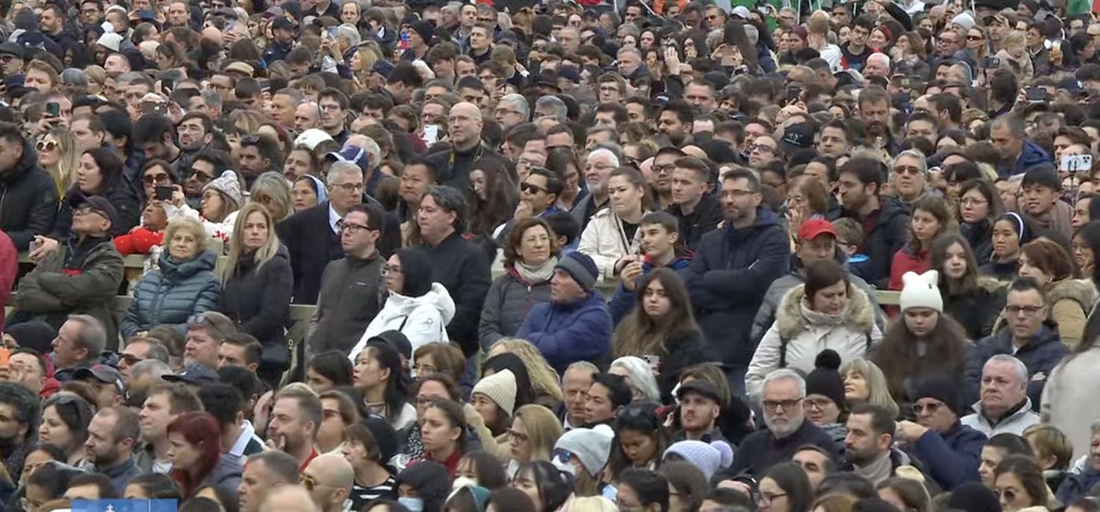 Miles de fieles escuchan al Papa