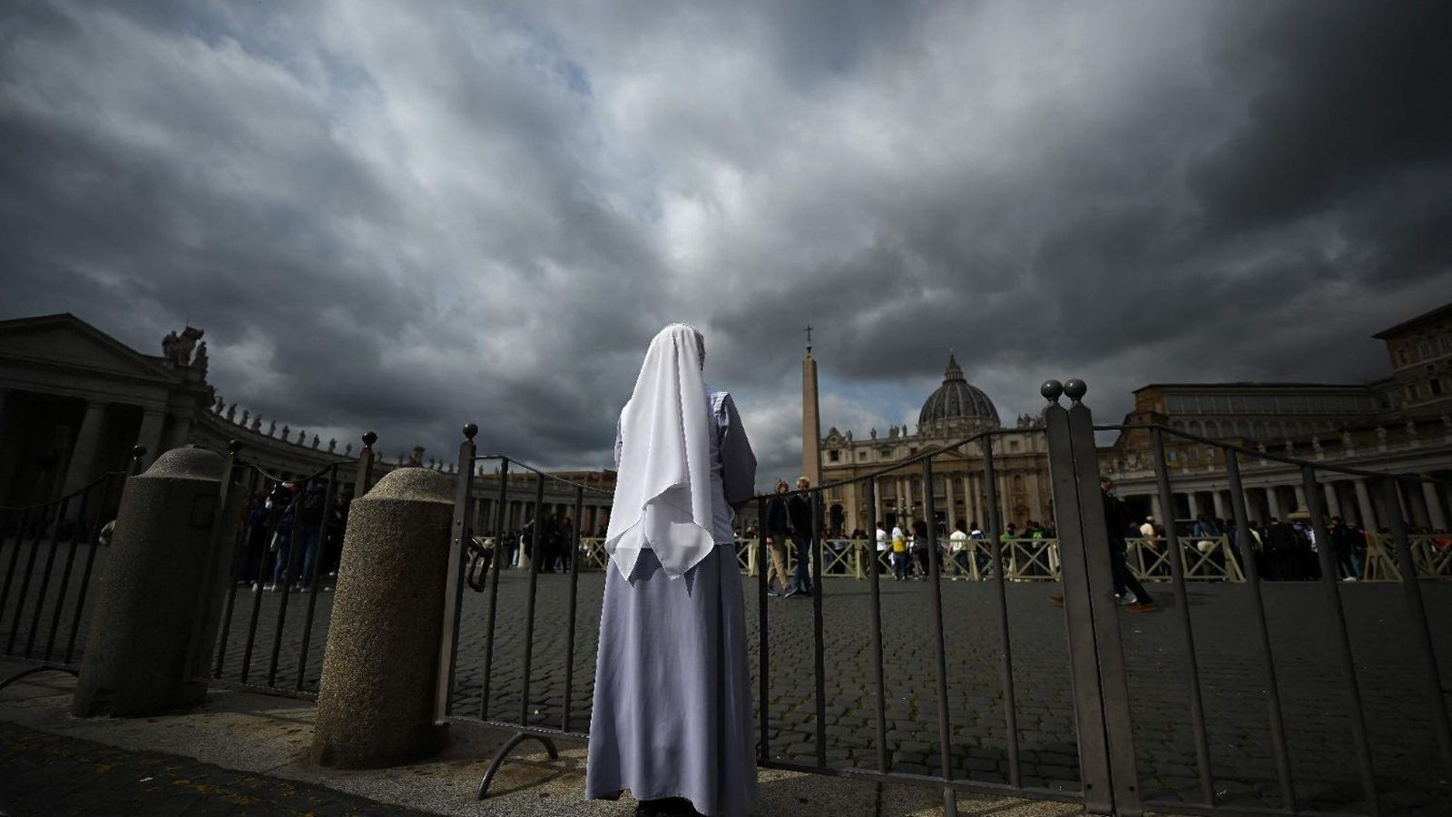 Una religiosa reza por el Papa en la plaza de San Pedro
