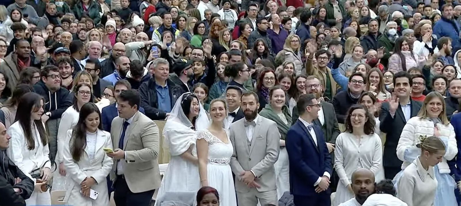 Miles de fieles, y muchos novios, en la audiencia