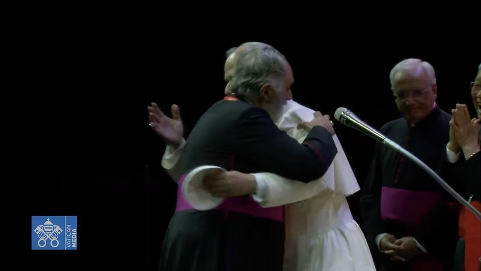 León XIV abraza al sacerdotes de Castellón