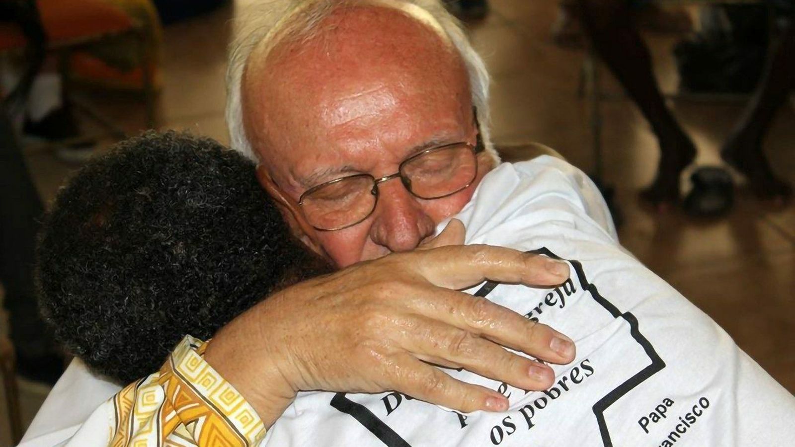 El Padre Chiera y un joven