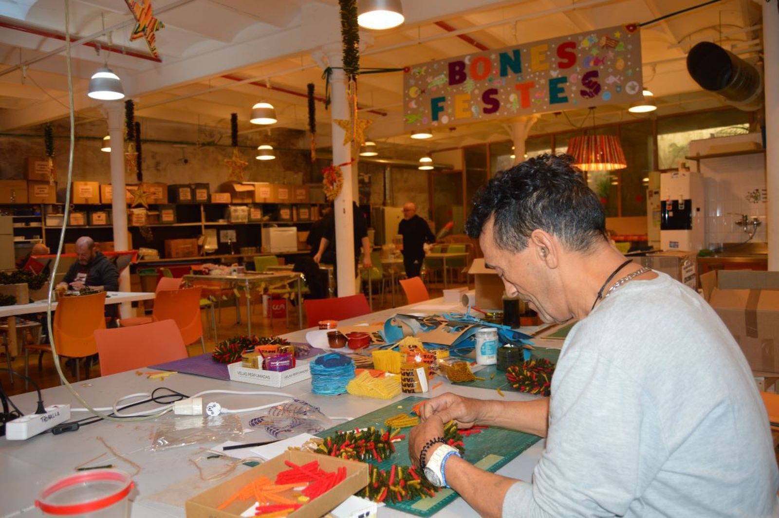 El taller ocupacional de la Fundación Arrels, la esperanza de Navidad en el corazón de Barcelona