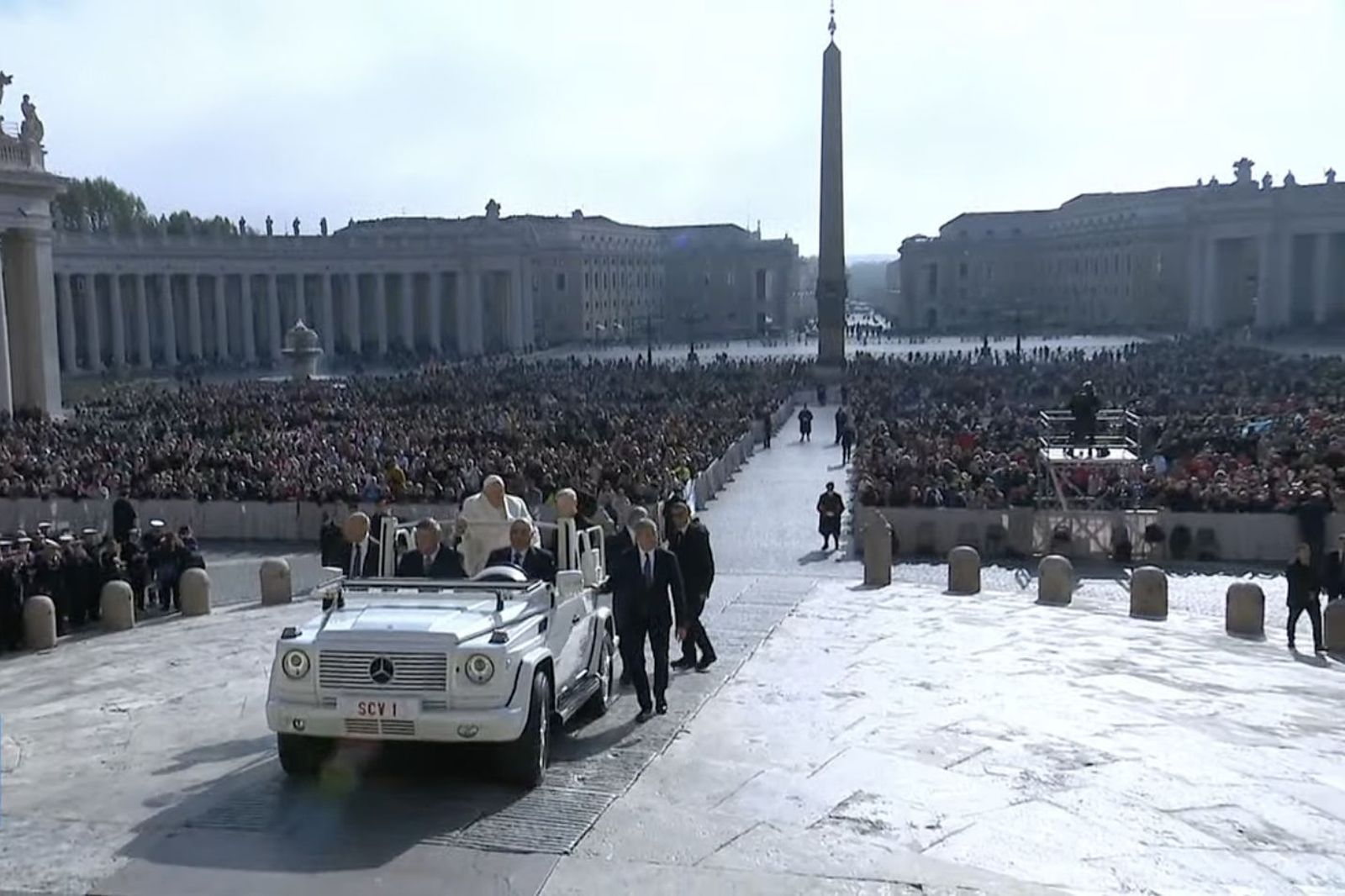 Francisco, en el papamóvil en la plaza de San Pedro