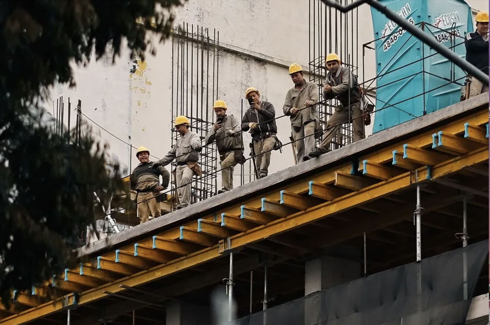 Obreros descansando en una obra en Buenos Aires