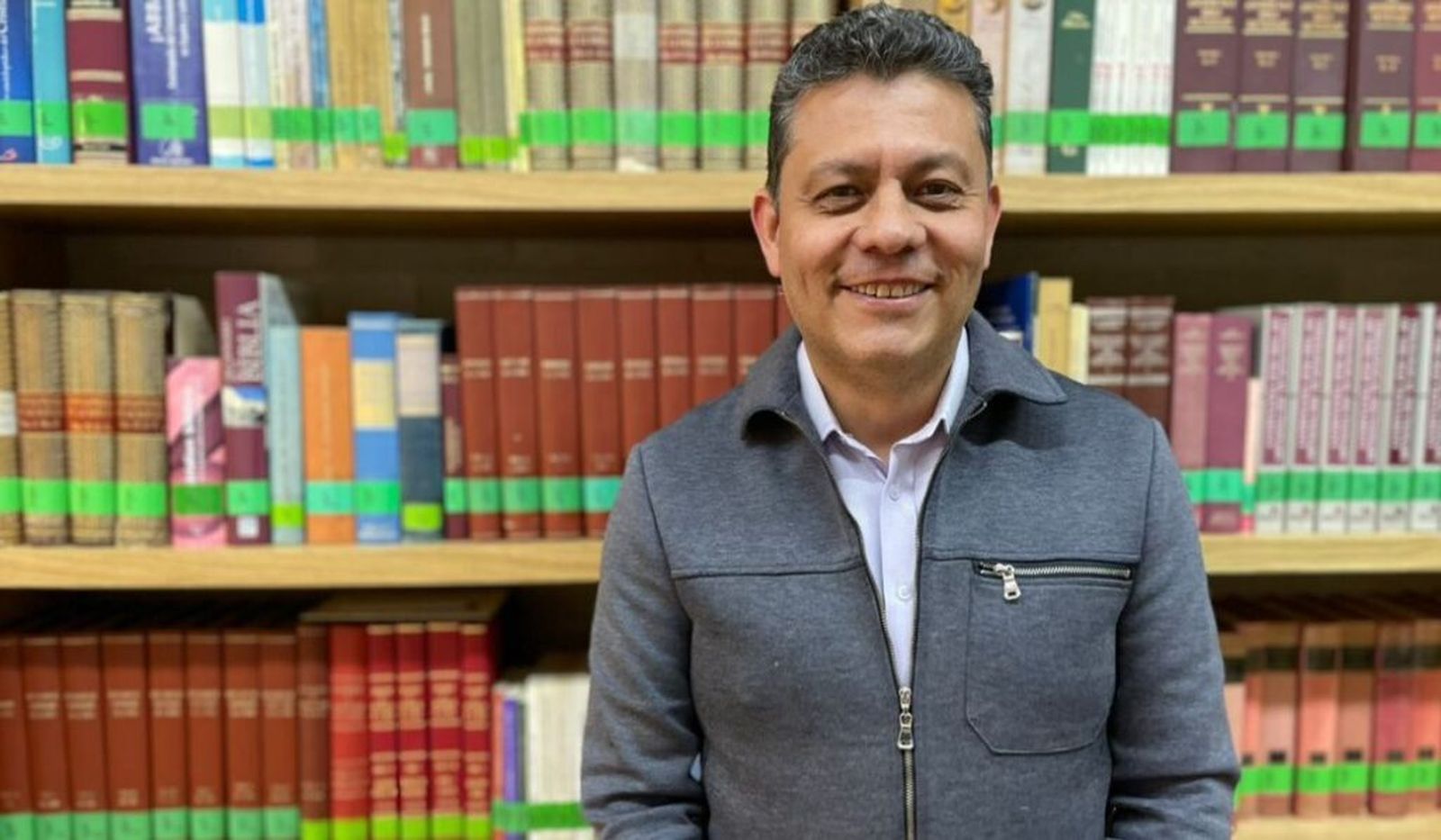 Julio César Monroy, coordinador de archivo y biblioteca