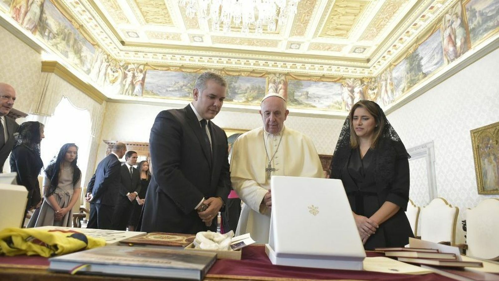 Iván Duque y su esposa, con el Papa